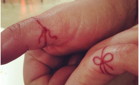 Wenn du jemanden mit diesem Tattoo auf der Hand siehst, solltest du wissen, was es bedeutet